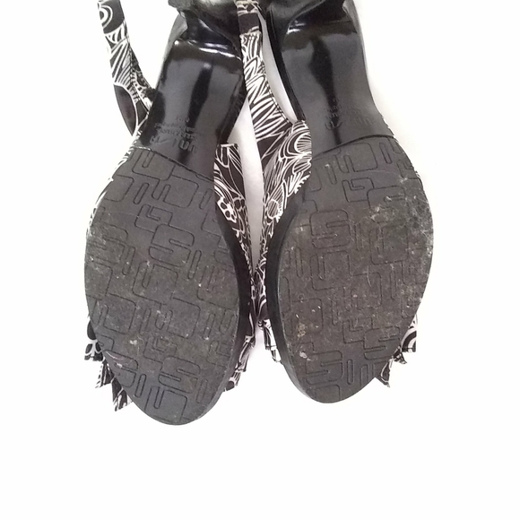 UNISA Women’s Shoes Fabric  Black White Peep Toe 4" High Heels Siz 8.5M - Picture 8 of 9